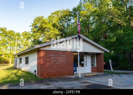 Ramer, Alabama, États-Unis-9 avril 2023 : vue de trois quarts du bâtiment du bureau de poste des États-Unis dans la petite ville de Ramer dans le sud de l'Alabama. Banque D'Images