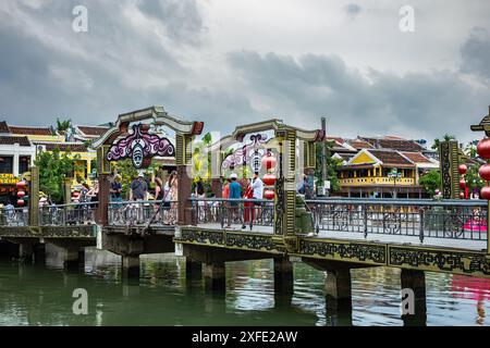 Un pont Hoi dans la ville des anciens de Hoi an pendant le jour de pluie. Ville du patrimoine mondial de l'UNESCO à Quang Nam province Vietnam. Vue sur la rue de la vieille ville de Hoi an World Banque D'Images