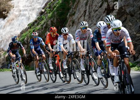 VALLOIRE, FRANCE - 01 JUILLET : lors de l'étape 4 de la 111ème édition du Tour de France 2024 Tadej Pogacar pour le Team Emirates et Jonas Vingegaard pour le Team Visma Lease a Bikecycling course, une étape de 140 kms avec départ à Pinerolo et arrivée à Valloire le 01 juillet 2024 à Valloire, France, 01/07/2024 ( photo par Jan de Meuleneir / Pool / Goding images Banque D'Images