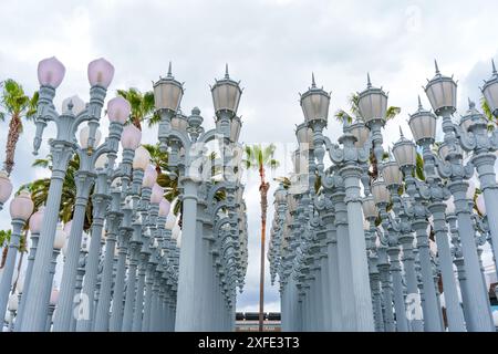 Los Angeles, Californie - 4 avril 2024 : la sculpture Urban Light de Chris Burden au LACMA, mettant en vedette une collection de lampadaires dans un style accrocheur Banque D'Images