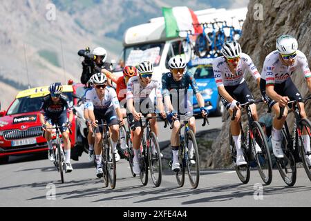 VALLOIRE, FRANCE - 01 JUILLET : lors de l'étape 4 de la 111ème édition du Tour de France 2024 Tadej Pogacar pour le Team Emirates et Jonas Vingegaard pour le Team Visma Lease a Bikecycling course, une étape de 140 kms avec départ à Pinerolo et arrivée à Valloire le 01 juillet 2024 à Valloire, France, 01/07/2024 ( photo par Jan de Meuleneir / Pool / Goding images Banque D'Images