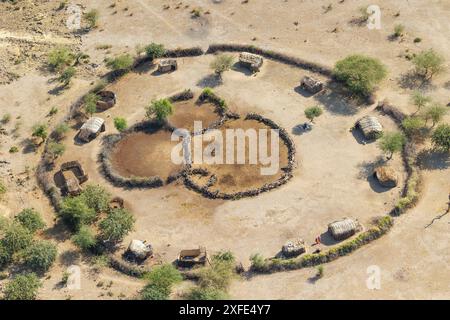 Kenya, portion de la vallée du rift entre le lac Magadi et le lac Natron, paysage de savane arbuste, village Masaï (vue aérienne) Banque D'Images