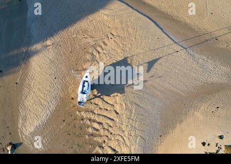 France, Côtes d'Armor, Côte de granit Rose (côte de granit Rose), Pleumeur-Bodou, Ile Grande, échouement du bateau sur la plage (vue aérienne) Banque D'Images