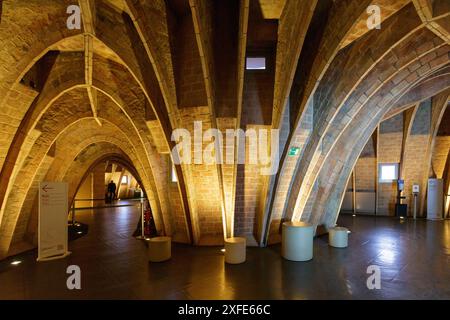 Espagne, Catalogne, Barcelone, Casa Mila a également nommé la Pedrera classée au patrimoine mondial de l'UNESCO, un immeuble d'appartements de style moderniste construit par arc Banque D'Images