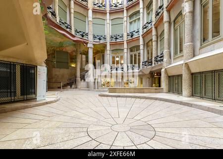 Espagne, Catalogne, Barcelone, Casa Mila a également nommé la Pedrera classée au patrimoine mondial de l'UNESCO, un immeuble d'appartements de style moderniste construit par arc Banque D'Images