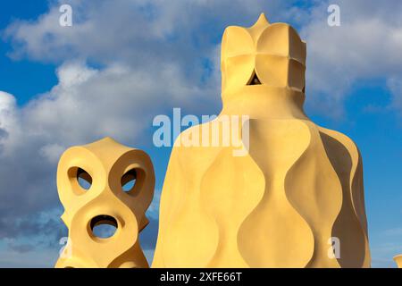 Espagne, Catalogne, Barcelone, Casa Mila a également nommé la Pedrera classée au patrimoine mondial de l'UNESCO, un immeuble d'appartements de style moderniste construit par arc Banque D'Images