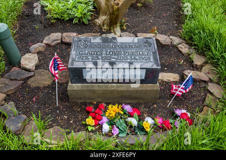 États-Unis, Tennessee, Memphis, Graceland, Elvis Presley's House, la pierre tombale de Gladys Presley mère d'Elvis dans le jardin de méditation Banque D'Images