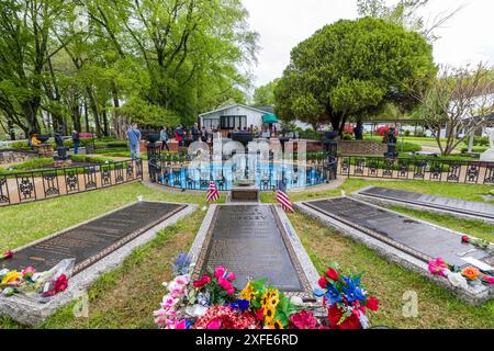 États-Unis, Tennessee, Memphis, Graceland, Elvis Presley's House, Pierre tombale d'Elvis Presley et de sa famille dans le jardin de méditation Banque D'Images