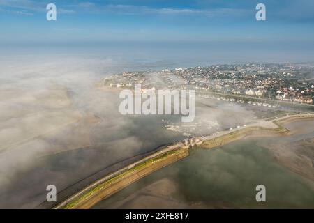 France, somme, Baie de somme, le Crotoy, les mollières près du Crotoy dans la brume matinale (vue aérienne) (vue aérienne) Banque D'Images