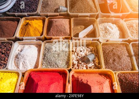 Assortiment de diverses épices orientales sur le comptoir au bazar en Ouzbékistan Banque D'Images