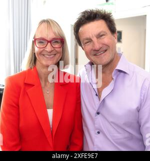 Louise Minchin, personnalité de la télévision, journaliste et écrivain avec David Minchin Banque D'Images