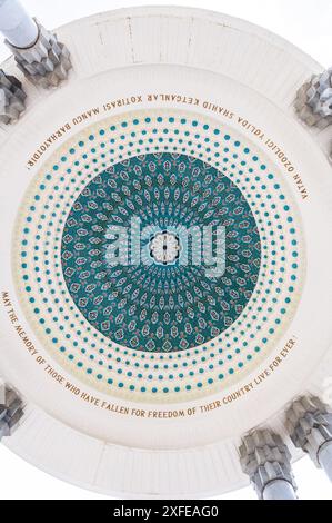 Dôme du monument Mémorial aux patriotes décoré d'ornements ouzbeks bleus orientaux. Tachkent, Ouzbékistan - 16 avril 2024 Banque D'Images