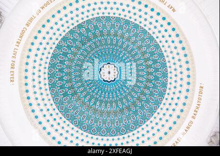 Dôme blanc du monument Mémorial aux patriotes décoré d'ornements ouzbeks bleus orientaux. Tachkent, Ouzbékistan - 16 avril 2024 Banque D'Images