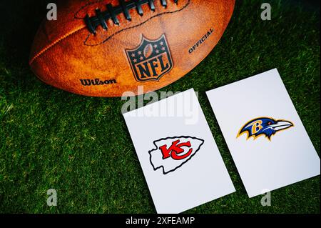 BALTIMORE, USA, 2 JUILLET 2024 : Kansas City Chiefs vs Baltimore Ravens. Match d'ouverture de la saison NFL 2024. Ballon de football américain sur herbe verte Banque D'Images