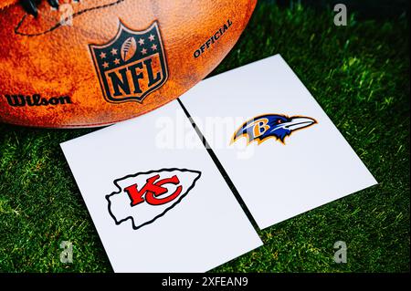 BALTIMORE, USA, 2 JUILLET 2024 : Kansas City Chiefs vs Baltimore Ravens. Match d'ouverture de la saison NFL 2024. Ballon de football américain sur herbe verte Banque D'Images