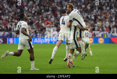 Gelsenkirchen, Allemagne. 30 juin 2024. Football : Championnat d'Europe, Angleterre - Slovaquie, finale, manche 16, Schalke Arena, L'Anglais Jude Bellingham (2e à droite) célèbre Harry Kane (à droite) et Declan Rice (3e à droite) et Ivan Toney (à gauche) après son objectif de faire 1-1. Crédit : Marcus Brandt/dpa/Alamy Live News Banque D'Images