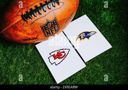 BALTIMORE, USA, 2 JUILLET 2024 : Kansas City Chiefs vs Baltimore Ravens. Match d'ouverture de la saison NFL 2024. Ballon de football américain sur herbe verte Banque D'Images