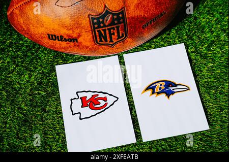 BALTIMORE, USA, 2 JUILLET 2024 : Kansas City Chiefs vs Baltimore Ravens. Match d'ouverture de la saison NFL 2024. Ballon de football américain sur herbe verte Banque D'Images