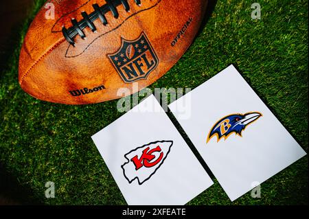 BALTIMORE, USA, 2 JUILLET 2024 : Kansas City Chiefs vs Baltimore Ravens. Match d'ouverture de la saison NFL 2024. Ballon de football américain sur herbe verte Banque D'Images