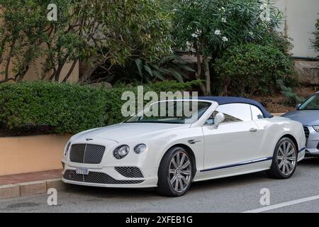 Monte Carlo, Monaco - vue sur une Bentley Continental GTC V8 Galene Edition blanche garée dans une rue. Banque D'Images