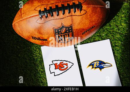 BALTIMORE, USA, 2 JUILLET 2024 : Kansas City Chiefs vs Baltimore Ravens. Match d'ouverture de la saison NFL 2024. Ballon de football américain sur herbe verte Banque D'Images