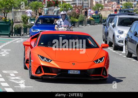 Monte Carlo, Monaco - vue sur une Lamborghini Huracán EVO orange conduisant sur la place du Casino. Banque D'Images