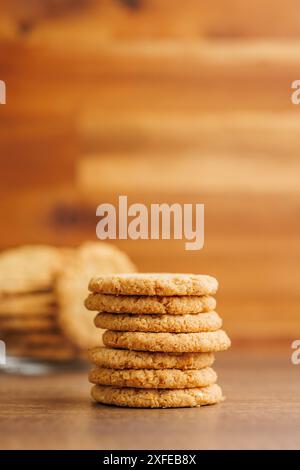Savoureux biscuits à l'avoine sur une table en bois. Banque D'Images
