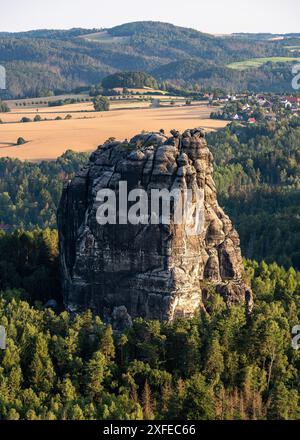 Vue imprenable sur la montagne Falkenstein et les formations rocheuses dans la vallée de l'Elbe, parc national de la Suisse saxonne, Allemagne Banque D'Images