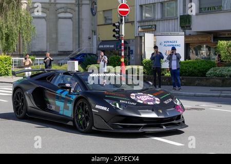 Luxembourg ville, Luxembourg - vue sur une Lamborghini Aventador SVJ Roadster noir mat conduisant sur une route. Banque D'Images