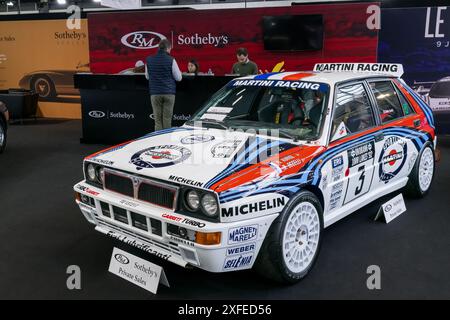 Paris, France - Rétromobile 2023. Vue sur une Lancia Delta Integrale Evo blanche. Banque D'Images