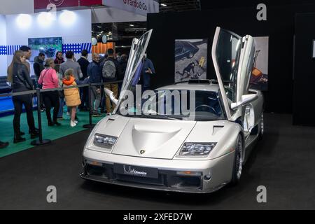 Paris, France - Rétromobile 2024. Vue sur une Lamborghini Diablo GT grise. Banque D'Images