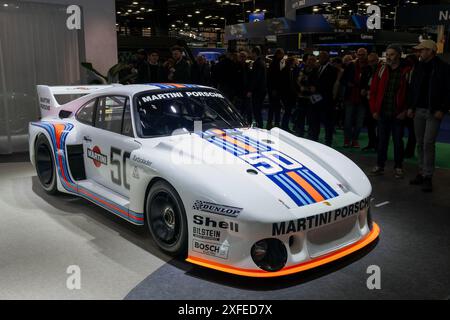 Paris, France - Rétromobile 2024. Vue sur une Porsche 935 blanche de 1977. Châssis n° 935-003. Banque D'Images