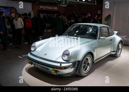 Paris, France - Rétromobile 2024. Vue sur une Porsche 911 Turbo verte 1975. Châssis n° 1945 SA. Banque D'Images