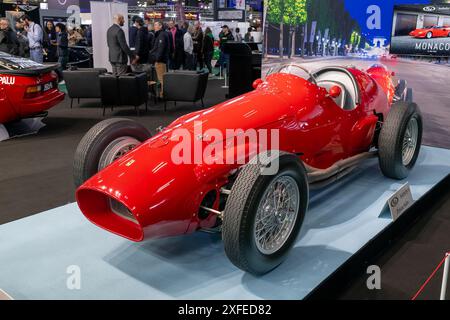 Paris, France - Rétromobile 2024. Vue sur une Ferrari Tipo 625 Monoposto rouge de 1954. Châssis n° 0540. Banque D'Images