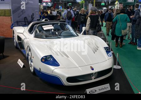 Paris, France - Rétromobile 2024. Vue sur une Maserati MC12 2004 blanche. Banque D'Images