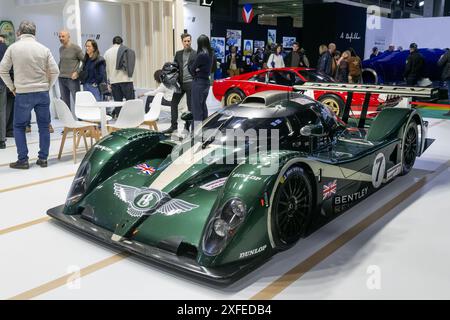 Paris, France - Rétromobile 2024. Vue sur une Bentley Speed 8 verte 2003. Châssis n° 002-4. Banque D'Images