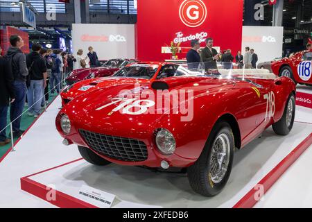 Paris, France - Rétromobile 2024. Vue sur une Ferrari rouge 1953 375 MM Pinin Farina Spider. Châssis n° 10 H 0360. Banque D'Images