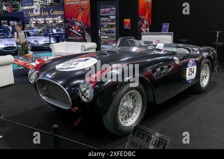 Paris, France - Rétromobile 2023. Vue sur une Ferrari 225 S Vignale noire de 1952. Châssis n° 0198. Banque D'Images