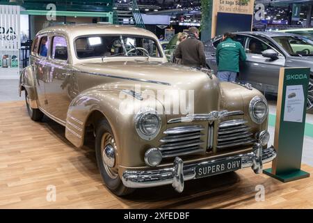 Paris, France - Rétromobile 2024. Vue sur un superbe OHV beige de 1948 Škoda. Banque D'Images