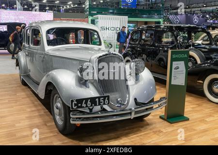 Paris, France - Rétromobile 2024. Vue sur un superbe gris de 1936 Škoda. Banque D'Images