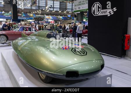 Paris, France - Rétromobile 2024. Vue sur un EX181 vert de 1957 MG. Banque D'Images