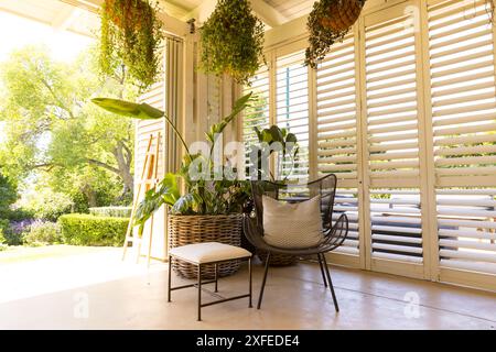 Détente sur le patio, chaise moderne et plantes créant un espace extérieur serein, espace copie Banque D'Images