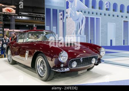 Paris, France - Rétromobile 2023. Vue sur une Rosso Bordeaux 1961 Ferrari 250 GT SWB. Châssis n° 2649 GT. Banque D'Images