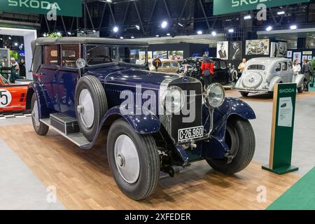 Paris, France - Rétromobile 2024. Vue sur une Hispano-Suiza bleue de 1928 Škoda. Banque D'Images