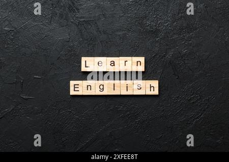 Apprendre l'anglais mot écrit sur une cale en bois. apprendre l'anglais texte sur table, concept. Banque D'Images