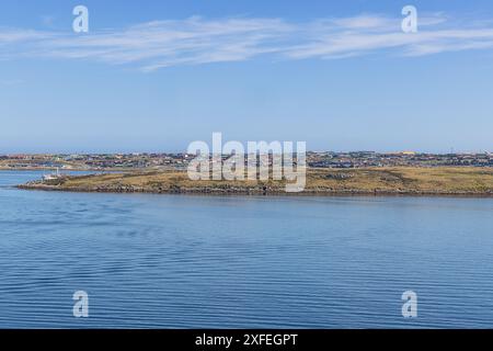 Une vue ensoleillée de Port Stanley, vue de Hamblin Cove en face du port Banque D'Images