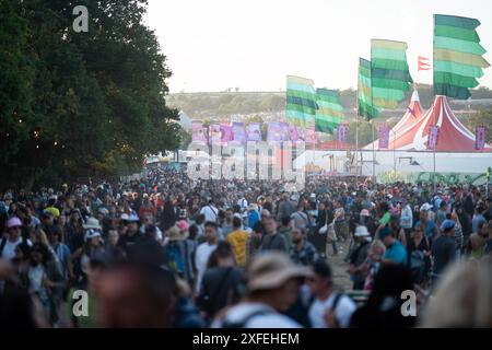 Foule au festival de Glastonbury le 2024 juin Banque D'Images