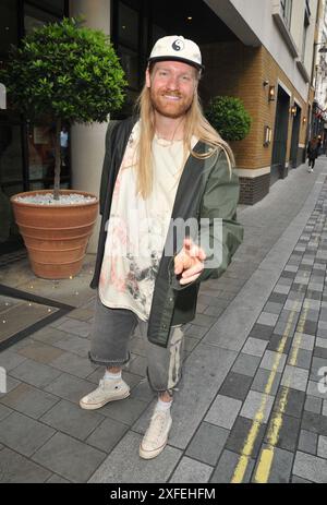 Londres, Royaume-Uni. 02 juillet 2024. Sam Ryder a repéré Out & About, marchant dans Denman Street, Soho, le mardi 02 juillet 2024 à Londres, Angleterre, Royaume-Uni. CAP/CAN © CAN/Capital Pictures crédit : Capital Pictures/Alamy Live News Banque D'Images