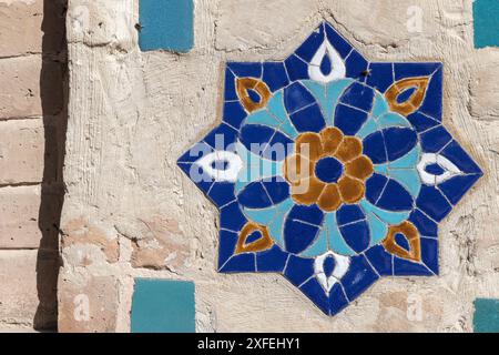 Ancien mur en pierre avec décoration de motif arabe, vue frontale, texture de fond Banque D'Images