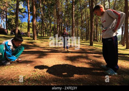 Mae Hong son, Thaïlande- 29 novembre 2014 : les enfants jouant avec des billes s'amusent dans la zone de camping de Pang Oung Banque D'Images